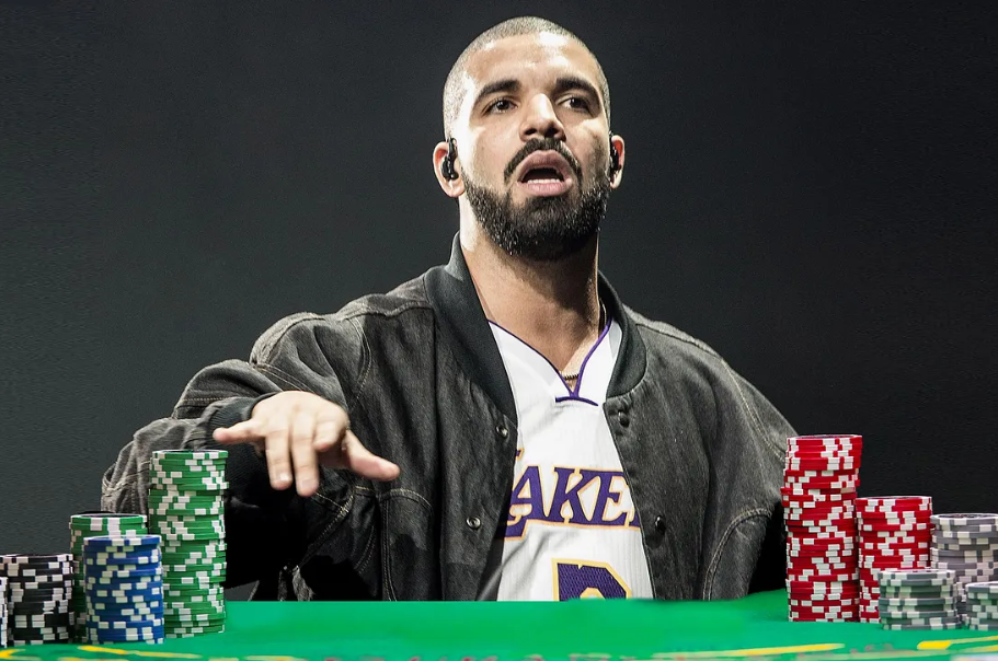 Drake sitter vid ett casinobord med pokerchips i en bild kopplad till rapporten om hans spel på Stake casino